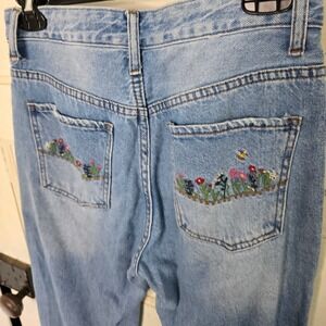 SONG Timeless Fit Light Wash Embroidered Flower Jeans Women's Size‎ 3 26